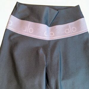 Alo Yoga Crop leggings black with purple grey band